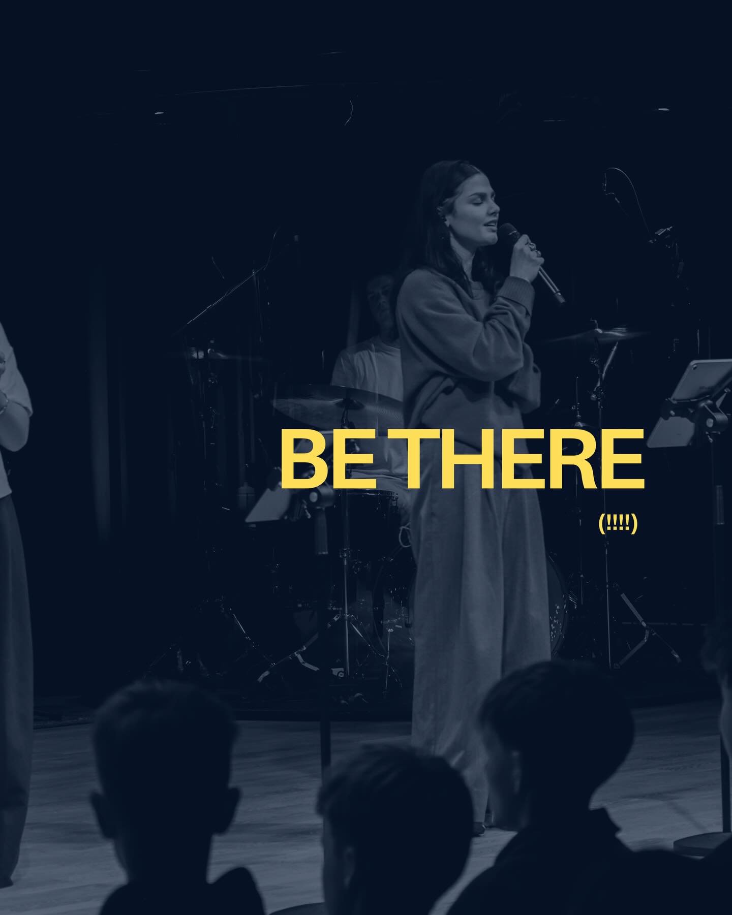 Zangeres op donker podium met de tekst Be There eroverheen
